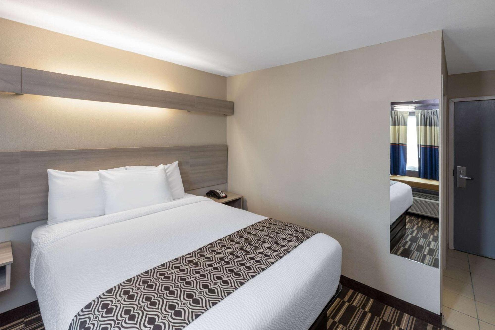 Microtel Inn & Suites By Wyndham Бошьер Сити Экстерьер фото