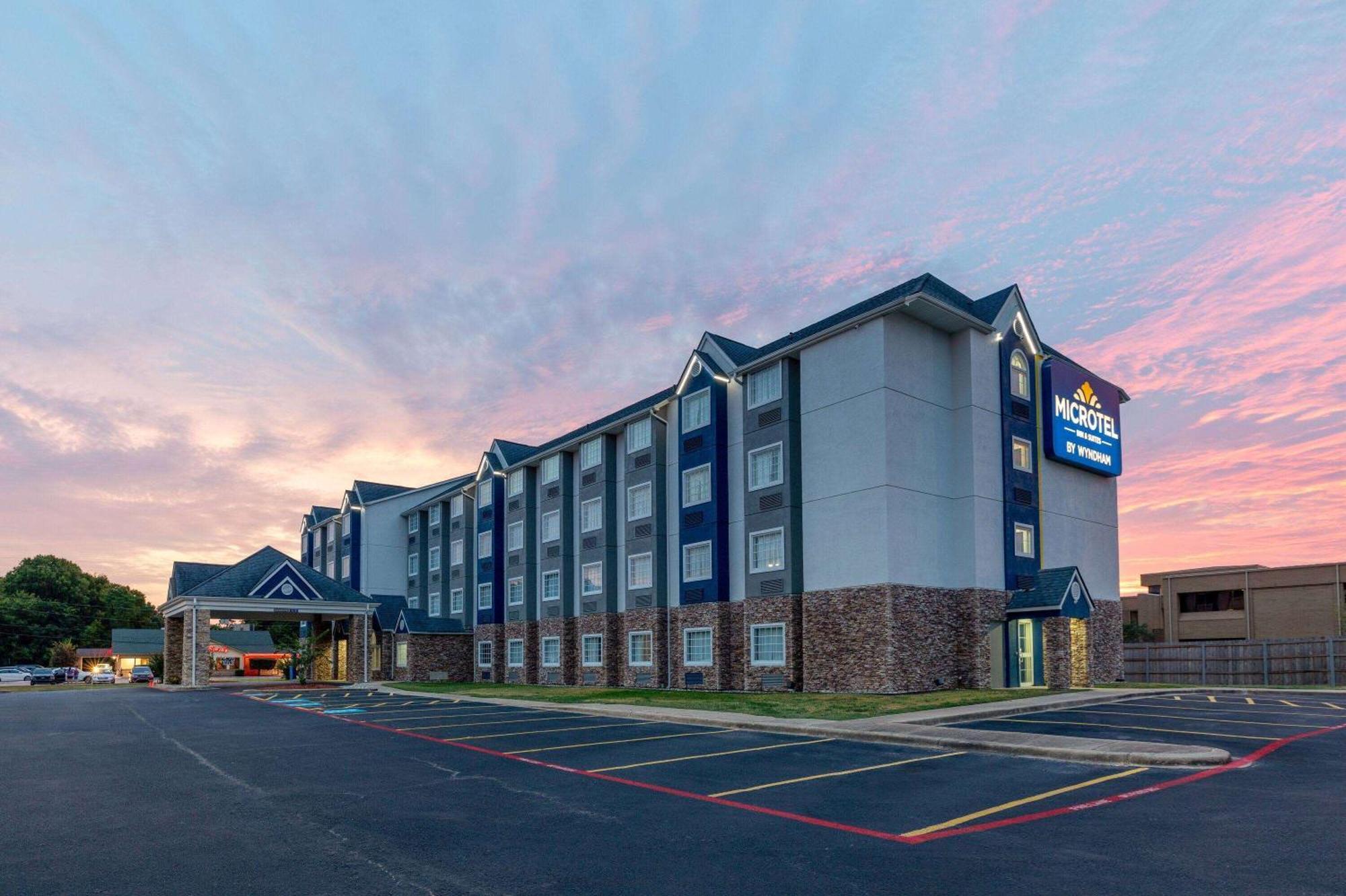 Microtel Inn & Suites By Wyndham Бошьер Сити Экстерьер фото