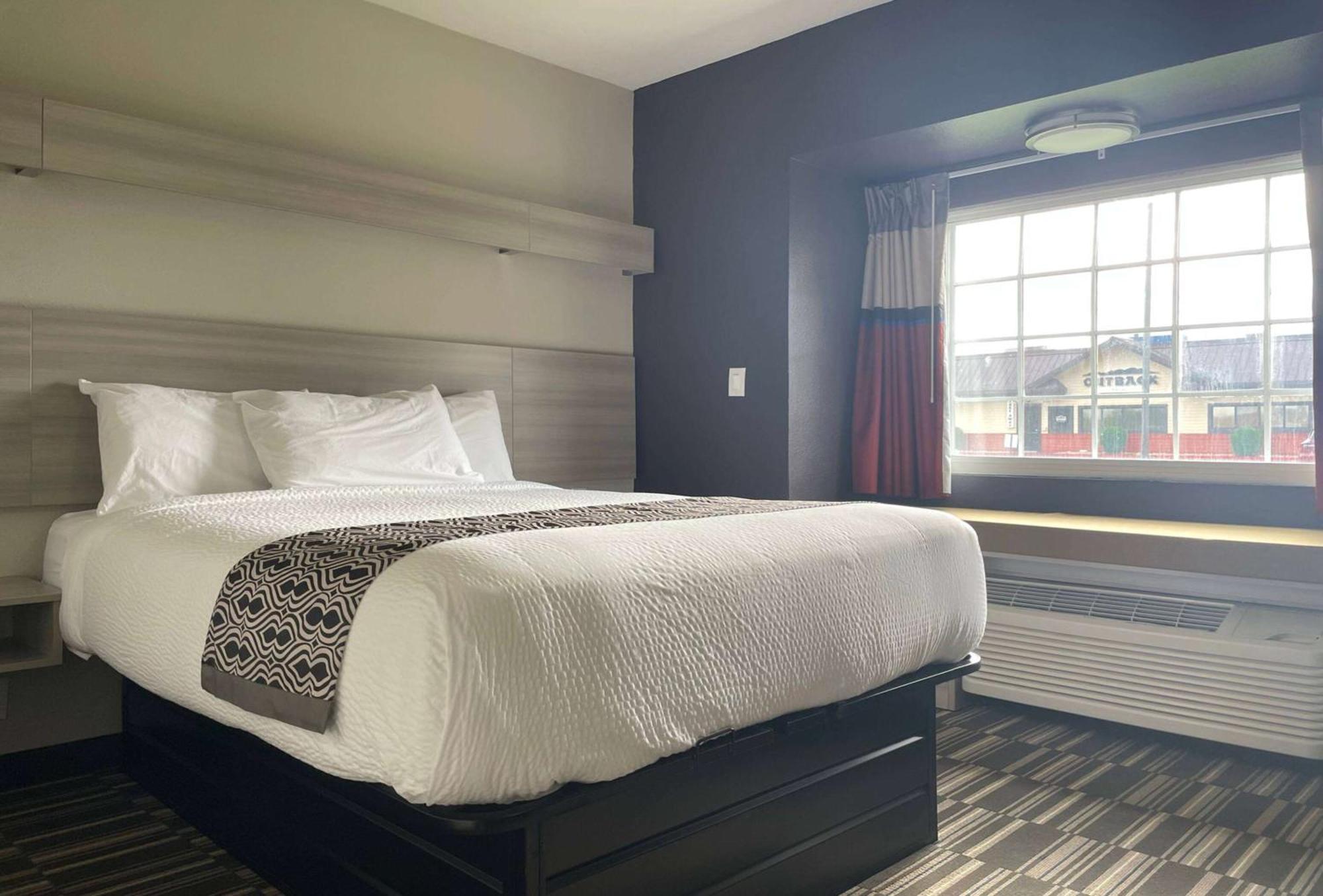 Microtel Inn & Suites By Wyndham Бошьер Сити Экстерьер фото