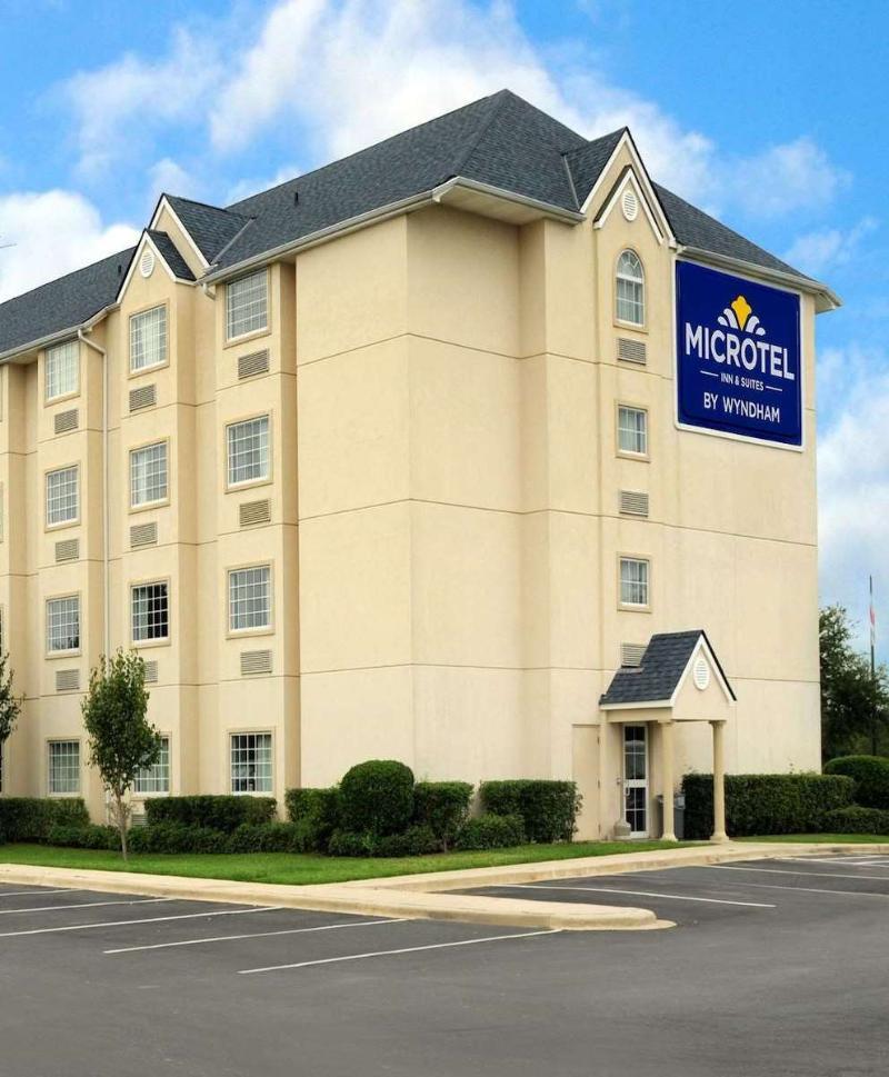 Microtel Inn & Suites By Wyndham Бошьер Сити Экстерьер фото